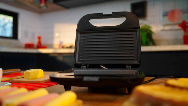 Preciso fazer a cura da sanduicheira grill antes do primeiro uso?